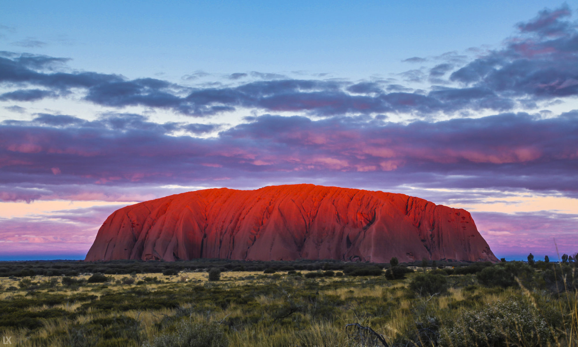 В изоляции австралия. Гора Улуру в Австралии. Скала Улуру в Австралии. Австралия красная гора Улуру. Улуру (Айерс-рок).